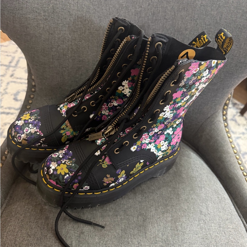 Dr. Martens Black Floral